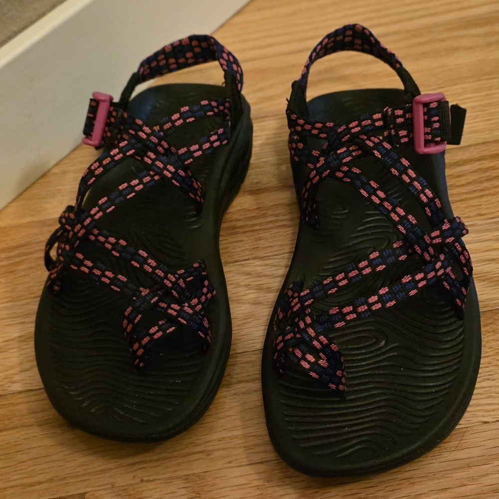 Chaco Women's 6 Magenta Black Z/Volv X2 Strappy Outdoor Sandals EUC